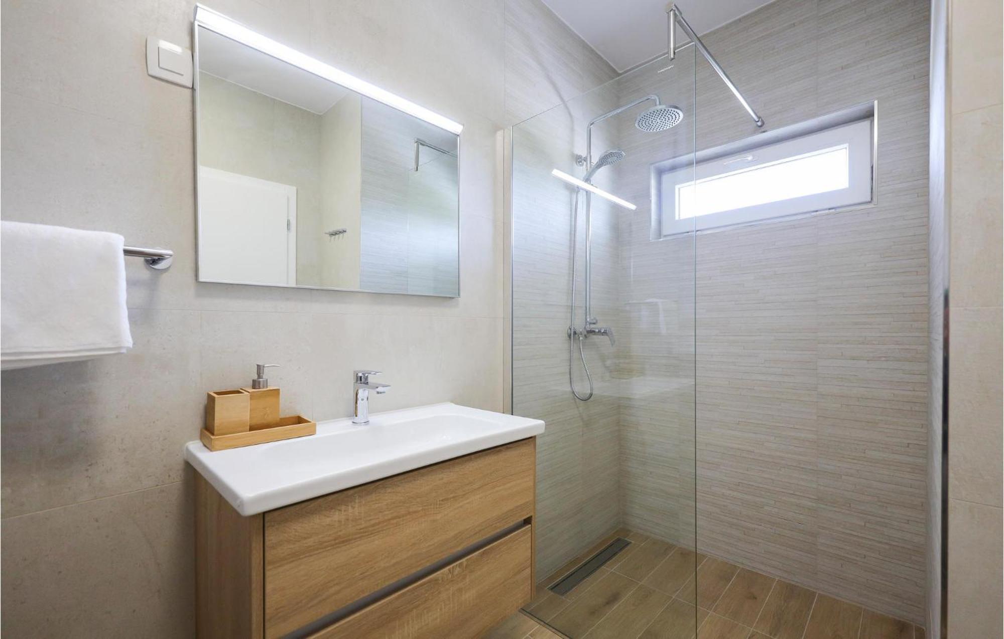 Stunning Home In Vrsi With Kitchen Ngoại thất bức ảnh