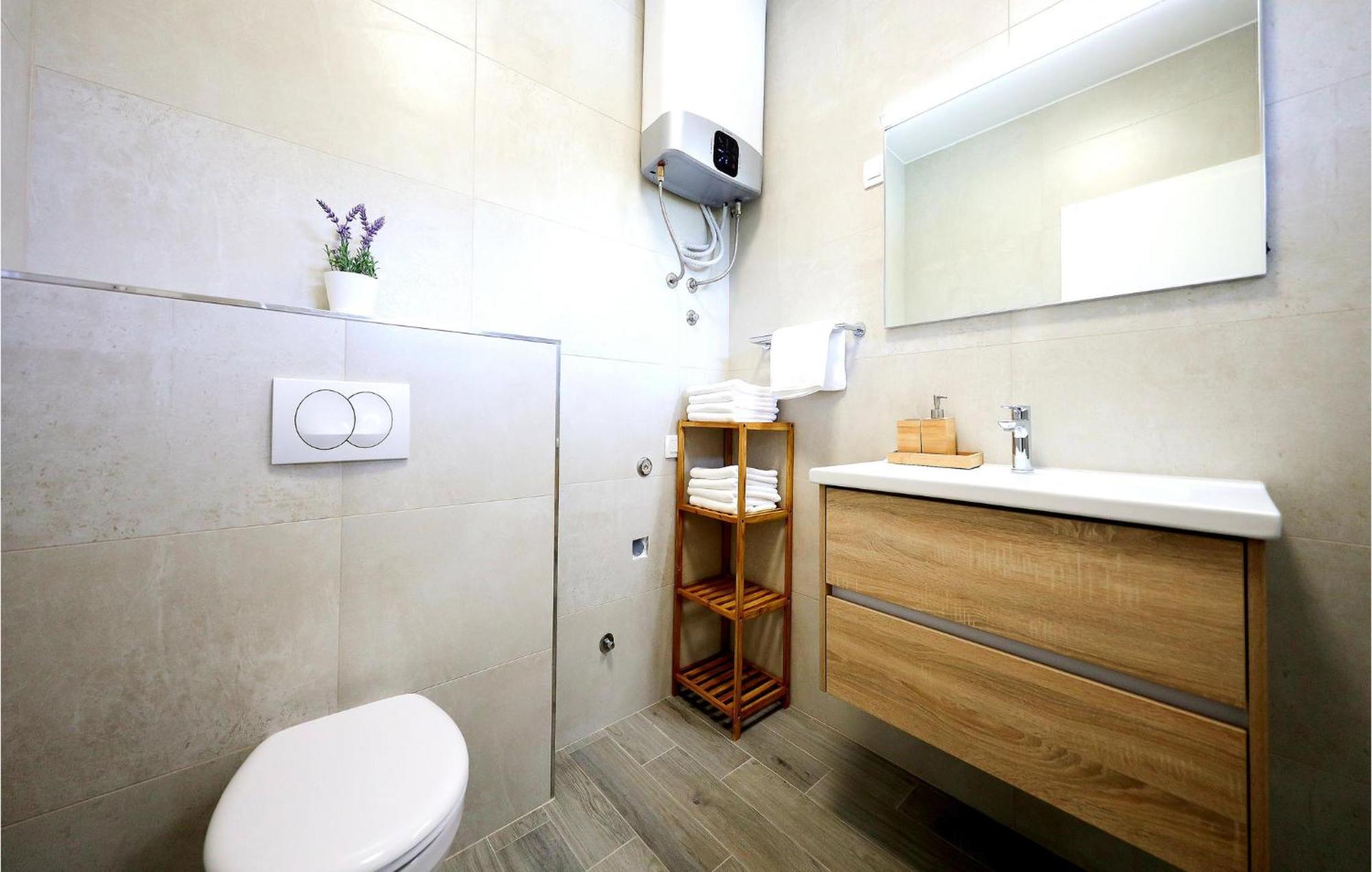 Stunning Home In Vrsi With Kitchen Ngoại thất bức ảnh